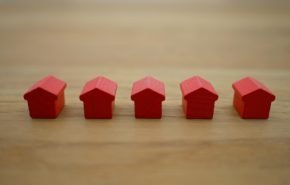 pilih beli atau sewa apartemen